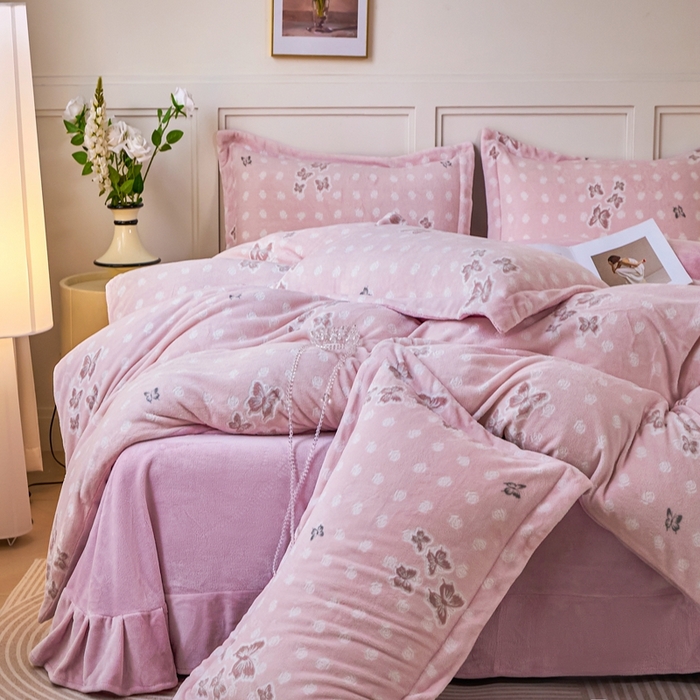 91家纺网 家纺一手货源 找家纺 尚品凤凰 2025新款雕花绒牛奶绒四件套 花间蝶舞-紫