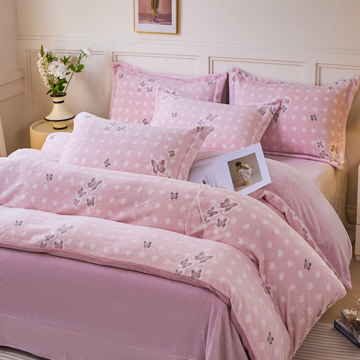 91家纺网 家纺一手货源 找家纺 尚品凤凰 2025新款雕花绒牛奶绒四件套 花间蝶舞-紫