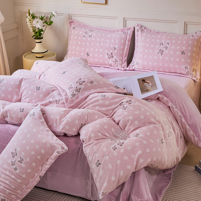 91家纺网 家纺一手货源 找家纺 尚品凤凰 2025新款雕花绒牛奶绒四件套 花间蝶舞-紫