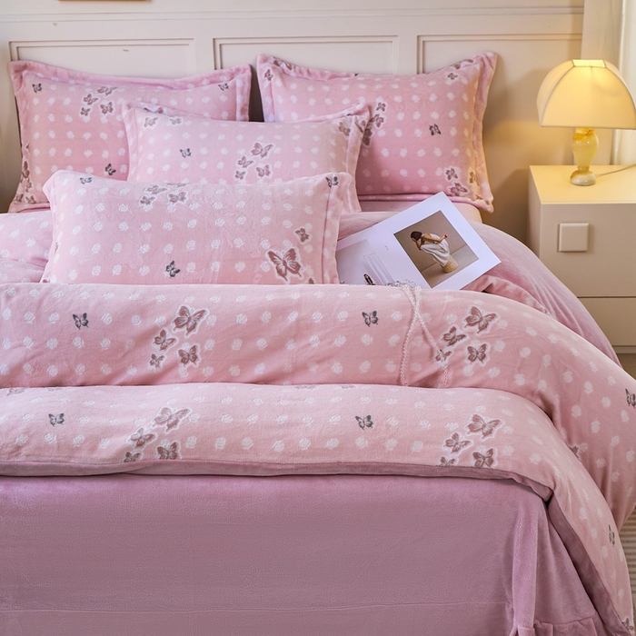 91家纺网 家纺一手货源 找家纺 尚品凤凰 2025新款雕花绒牛奶绒四件套 花间蝶舞-紫