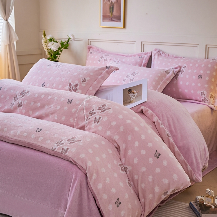 91家纺网 家纺一手货源 找家纺 尚品凤凰 2025新款雕花绒牛奶绒四件套 花间蝶舞-紫