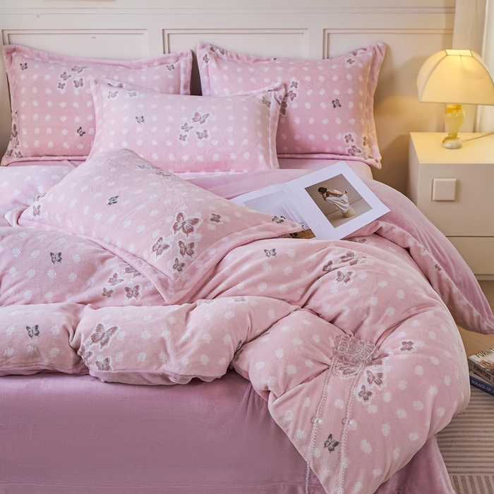 91家纺网 家纺一手货源 找家纺 尚品凤凰 2025新款雕花绒牛奶绒四件套 花间蝶舞-紫