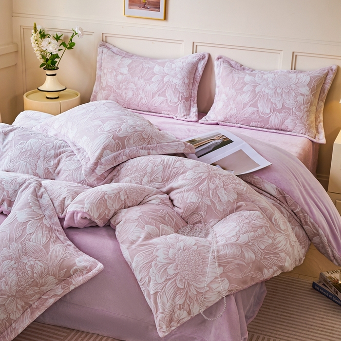 91家纺网 家纺一手货源 找家纺 尚品凤凰 2025新款雕花绒牛奶绒四件套 花香四溢-粉紫