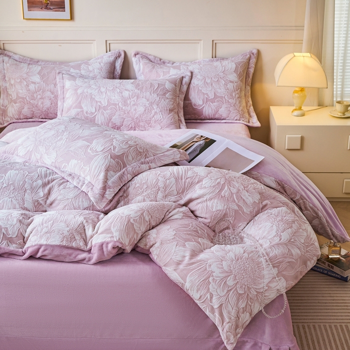91家纺网 家纺一手货源 找家纺 尚品凤凰 2025新款雕花绒牛奶绒四件套 花香四溢-粉紫