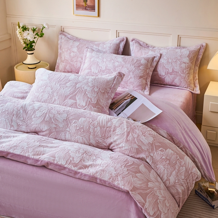 91家纺网 家纺一手货源 找家纺 尚品凤凰 2025新款雕花绒牛奶绒四件套 花香四溢-粉紫