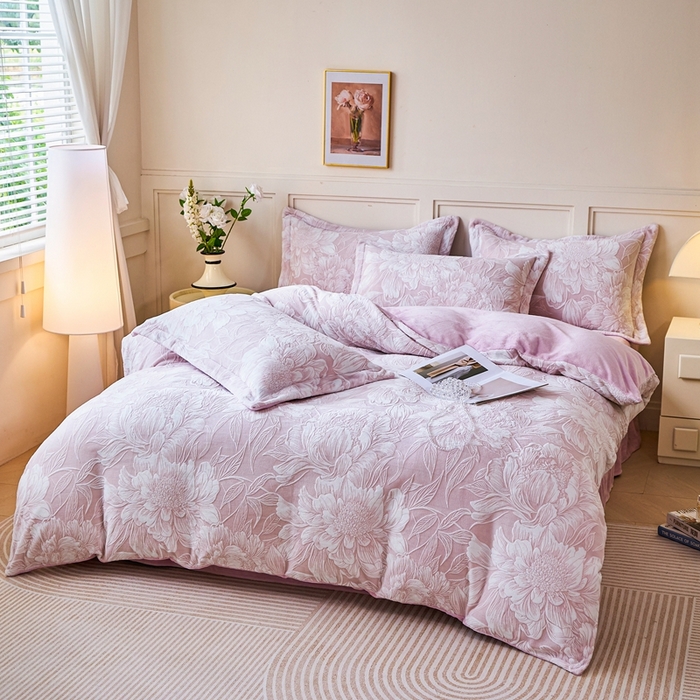 91家纺网 家纺一手货源 找家纺 尚品凤凰 2025新款雕花绒牛奶绒四件套 花香四溢-粉紫
