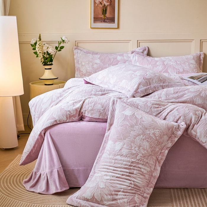 91家纺网 家纺一手货源 找家纺 尚品凤凰 2025新款雕花绒牛奶绒四件套 花香四溢-粉紫