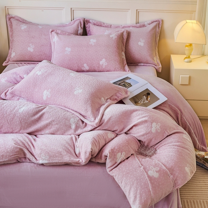 91家纺网 家纺一手货源 找家纺 尚品凤凰 2025新款雕花绒牛奶绒四件套 小樱桃-粉紫