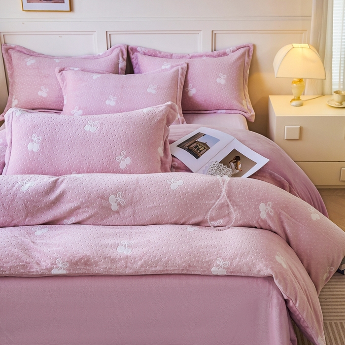 91家纺网 家纺一手货源 找家纺 尚品凤凰 2025新款雕花绒牛奶绒四件套 小樱桃-粉紫