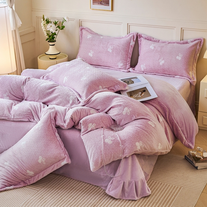 91家纺网 家纺一手货源 找家纺 尚品凤凰 2025新款雕花绒牛奶绒四件套 小樱桃-粉紫