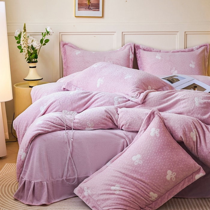 91家纺网 家纺一手货源 找家纺 尚品凤凰 2025新款雕花绒牛奶绒四件套 小樱桃-粉紫