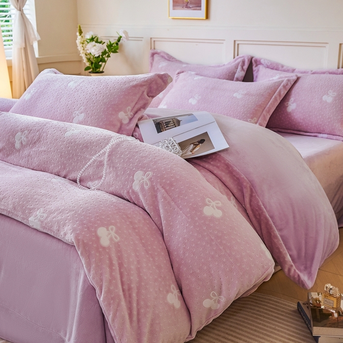 91家纺网 家纺一手货源 找家纺 尚品凤凰 2025新款雕花绒牛奶绒四件套 小樱桃-粉紫
