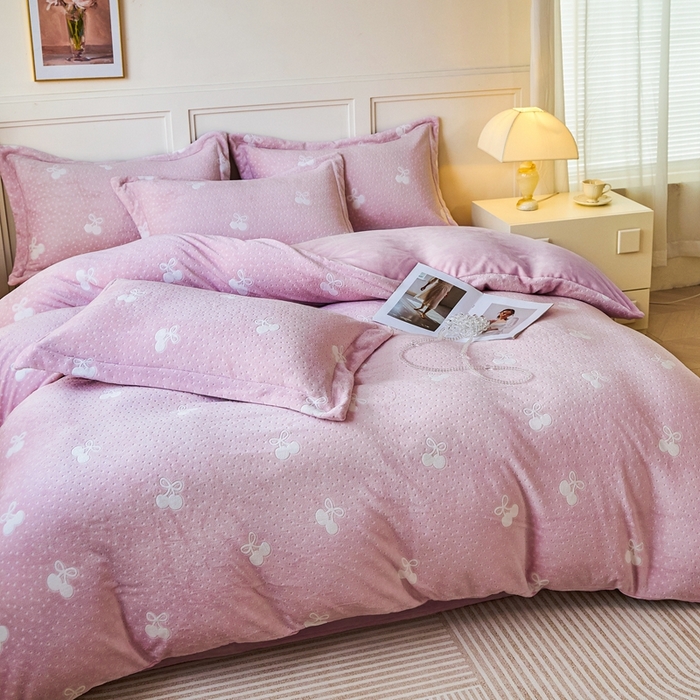 91家纺网 家纺一手货源 找家纺 尚品凤凰 2025新款雕花绒牛奶绒四件套 小樱桃-粉紫