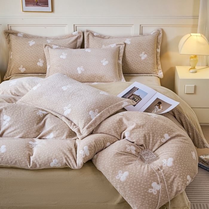 91家纺网 家纺一手货源 找家纺 尚品凤凰 2025新款雕花绒牛奶绒四件套 小樱桃-卡其