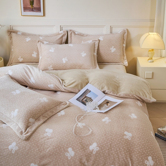 91家纺网 家纺一手货源 找家纺 尚品凤凰 2025新款雕花绒牛奶绒四件套 小樱桃-卡其