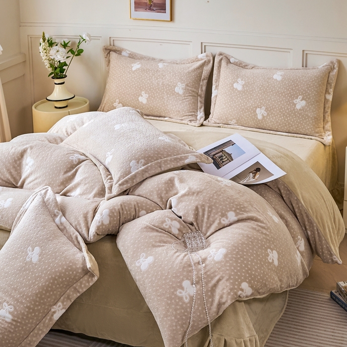 91家纺网 家纺一手货源 找家纺 尚品凤凰 2025新款雕花绒牛奶绒四件套 小樱桃-卡其