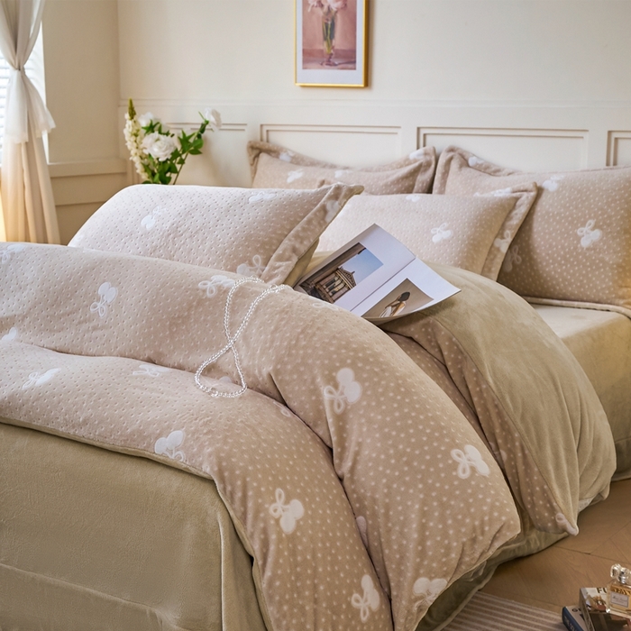 91家纺网 家纺一手货源 找家纺 尚品凤凰 2025新款雕花绒牛奶绒四件套 小樱桃-卡其