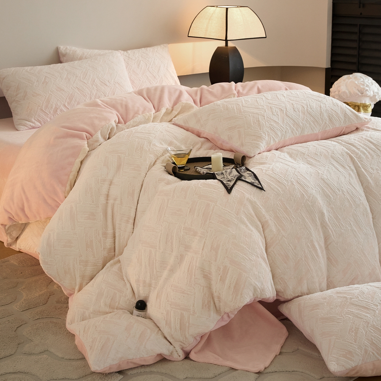 91家纺网 家纺一手货源 找家纺 （总）言一 2025新款A类全消光超柔260G保暖加厚立体雕花牛奶绒四件套