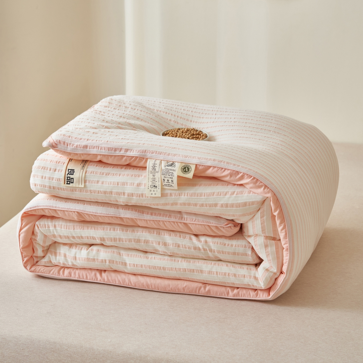 91家纺网 家纺一手货源 找家纺 子由家居 2025新款水洗简约条纹大豆冬被被子被芯 色织条纹-浅粉
