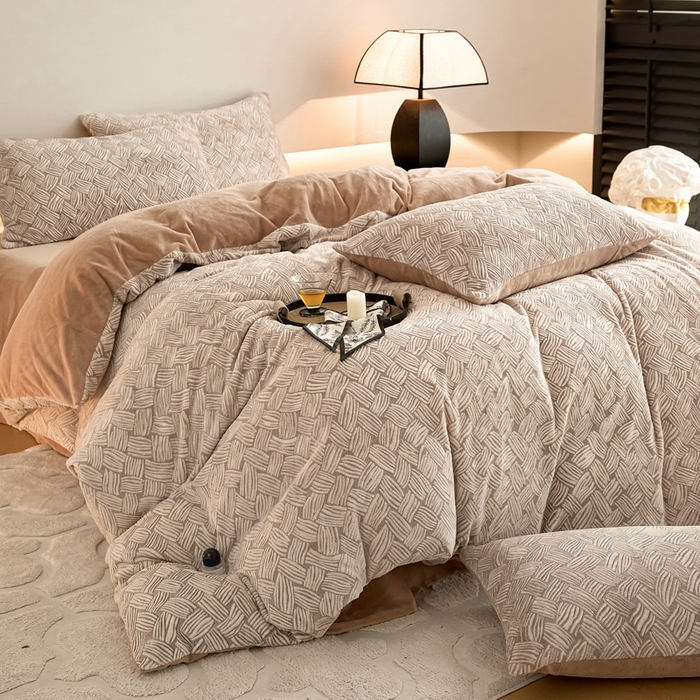 91家纺网 家纺一手货源 找家纺 （总）言一 2025新款A类全消光超柔260G保暖加厚立体雕花牛奶绒四件套