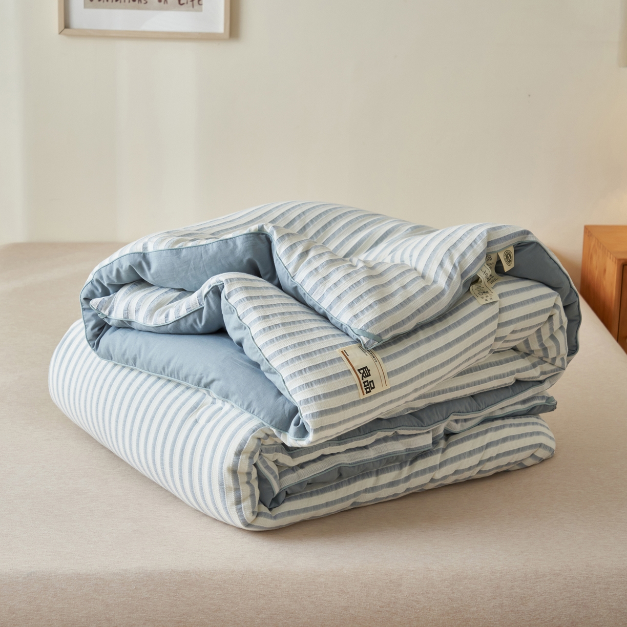 91家纺网 家纺一手货源 找家纺 子由家居 2025新款水洗简约条纹大豆冬被被子被芯 色织条纹-浅蓝