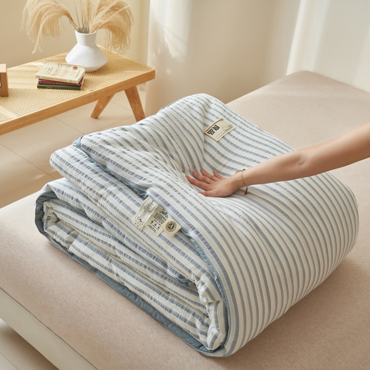 91家纺网 家纺一手货源 找家纺 子由家居 2025新款水洗简约条纹大豆冬被被子被芯 色织条纹-浅蓝
