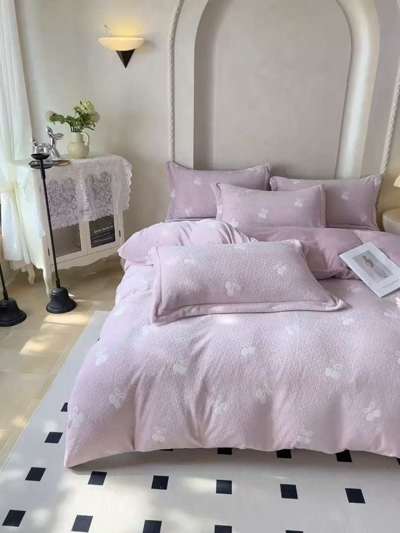 91家纺网 家纺一手货源 找家纺 尚品凤凰 2025新款雕花绒牛奶绒四件套 花香四溢-粉紫