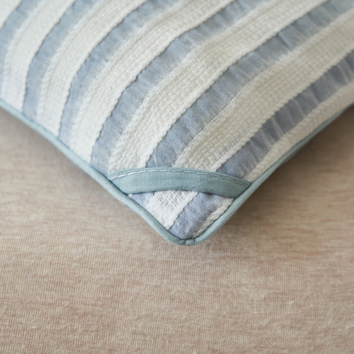 91家纺网 家纺一手货源 找家纺 子由家居 2025新款水洗简约条纹大豆冬被被子被芯 色织条纹-浅蓝
