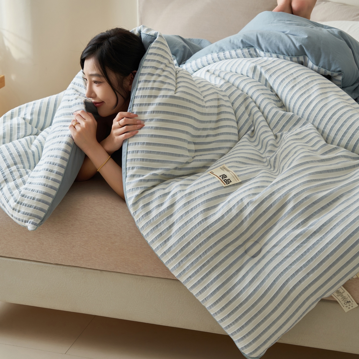 91家纺网 家纺一手货源 找家纺 子由家居 2025新款水洗简约条纹大豆冬被被子被芯 色织条纹-浅蓝