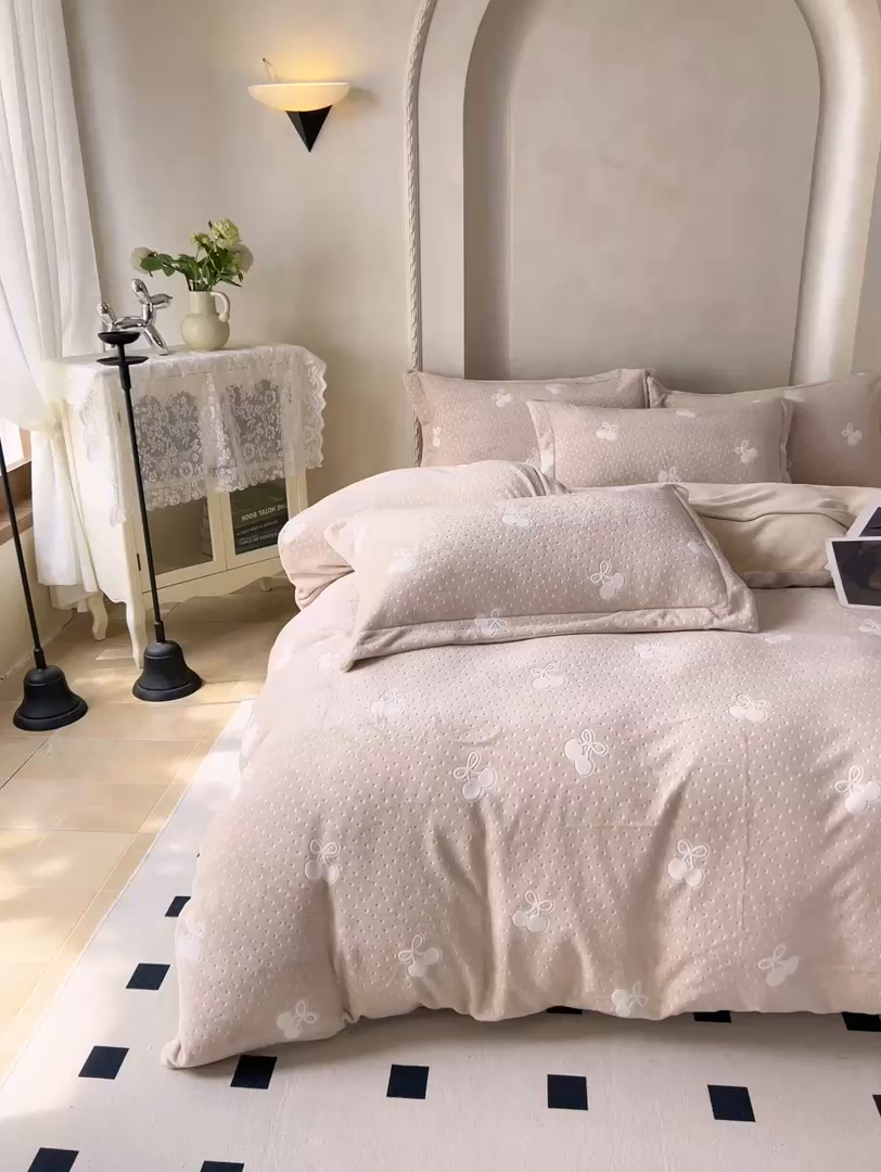 91家纺网 家纺一手货源 找家纺 尚品凤凰 2025新款雕花绒牛奶绒四件套 小樱桃-卡其