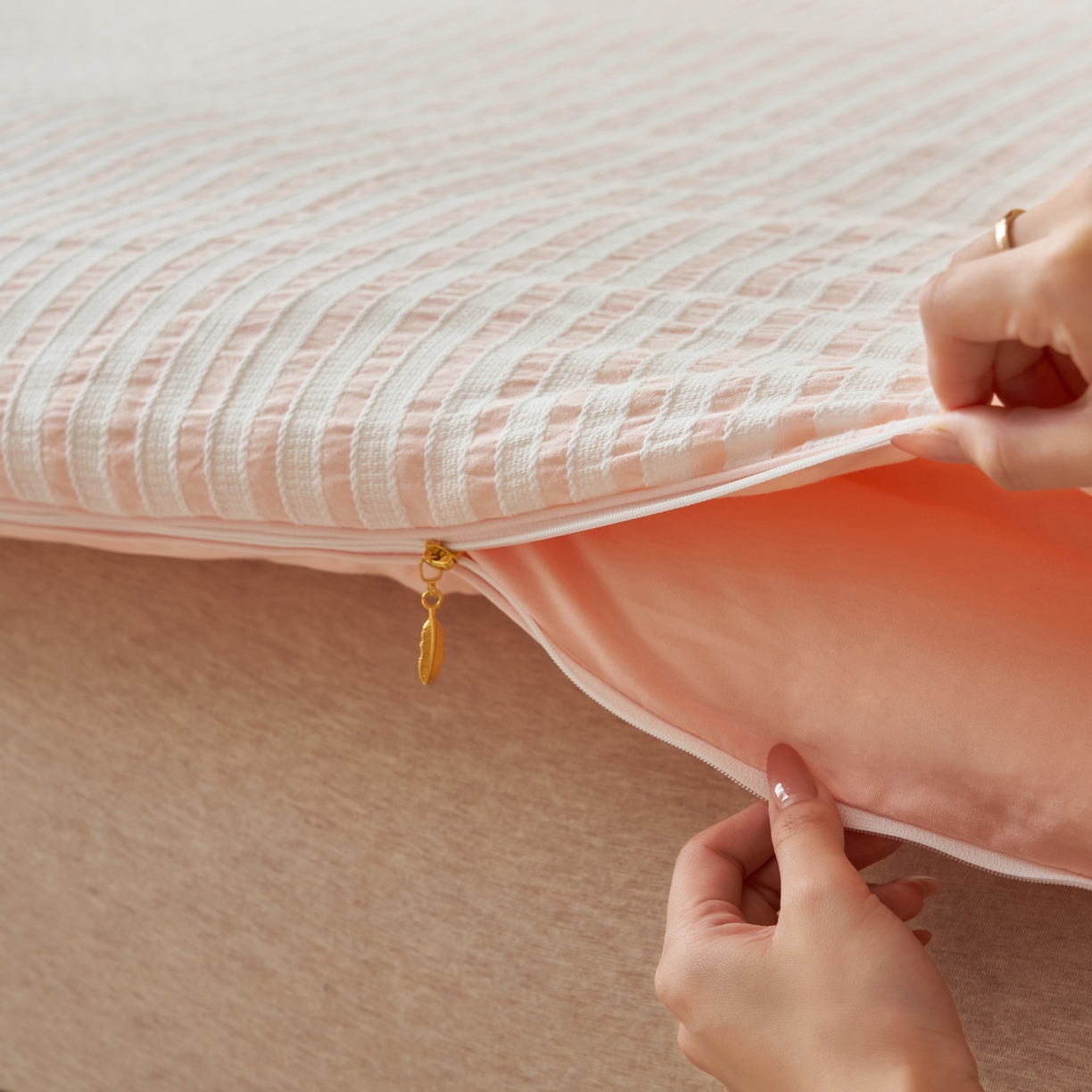 91家纺网 家纺一手货源 找家纺 （总）子由家居 2025新款水洗简约条纹大豆子母被被子被芯