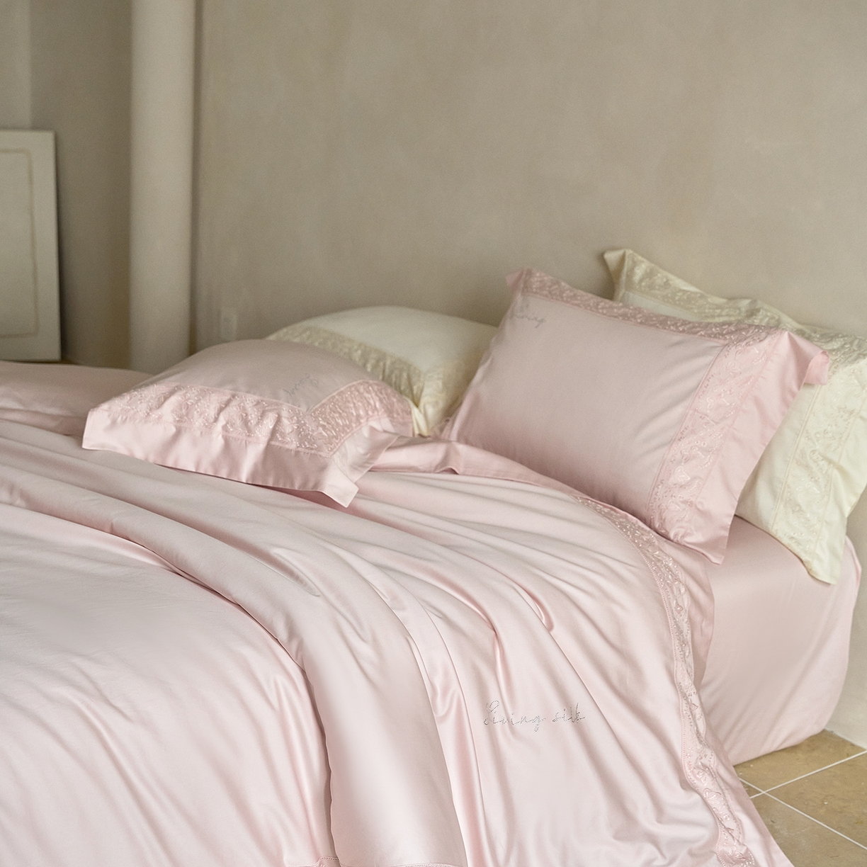 91家纺网 家纺一手货源 找家纺 佳汐蓝家纺 2025新款100%全棉百支新疆长绒棉贡缎四件套-露西亚 露西亚 粉