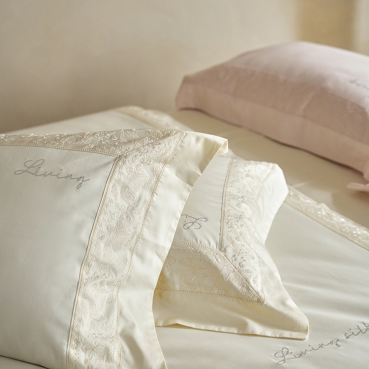 91家纺网 家纺一手货源 找家纺 佳汐蓝家纺 2025新款100%全棉百支新疆长绒棉贡缎四件套-露西亚 露西亚 白