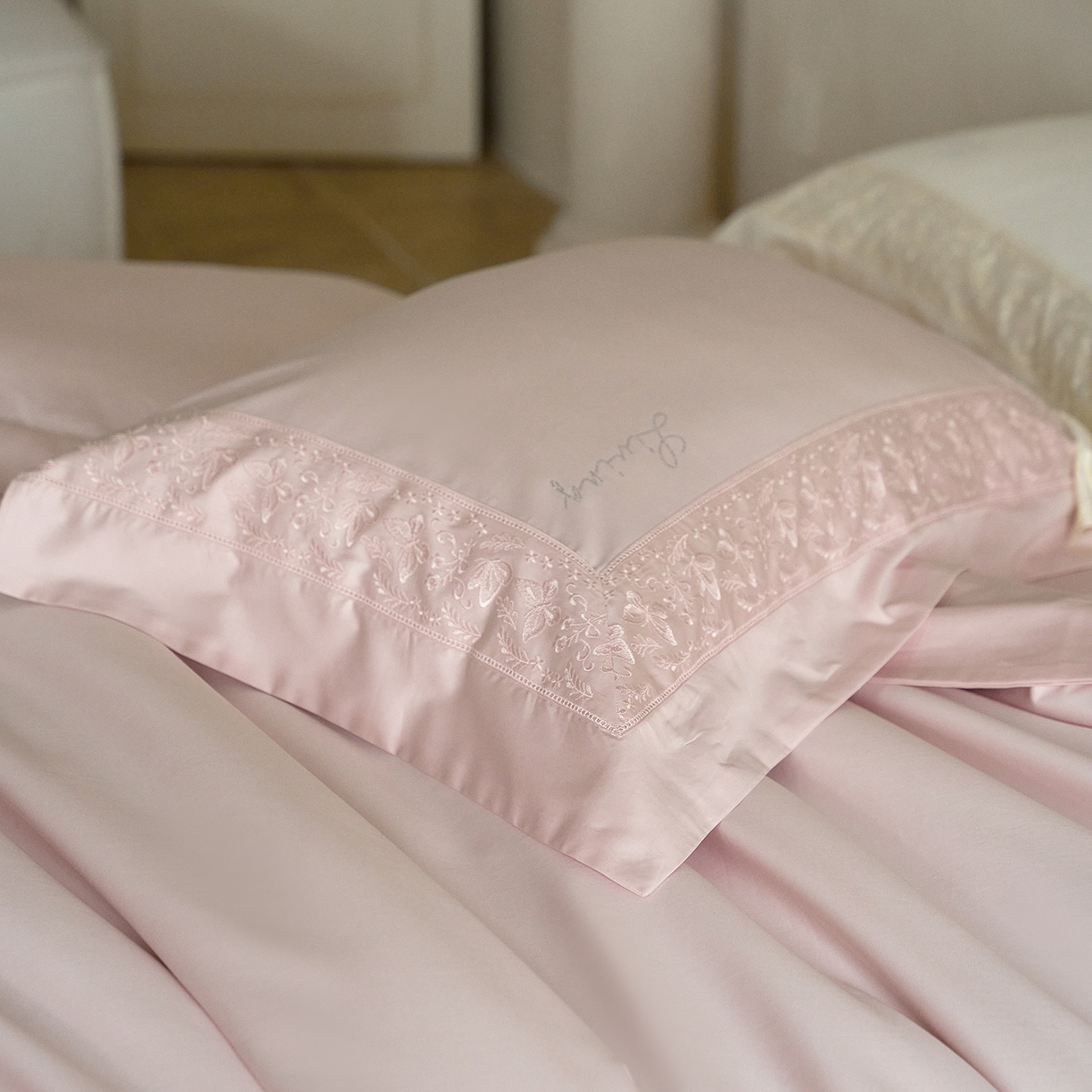 91家纺网 家纺一手货源 找家纺 佳汐蓝家纺 2025新款100%全棉百支新疆长绒棉贡缎四件套-露西亚 露西亚 粉