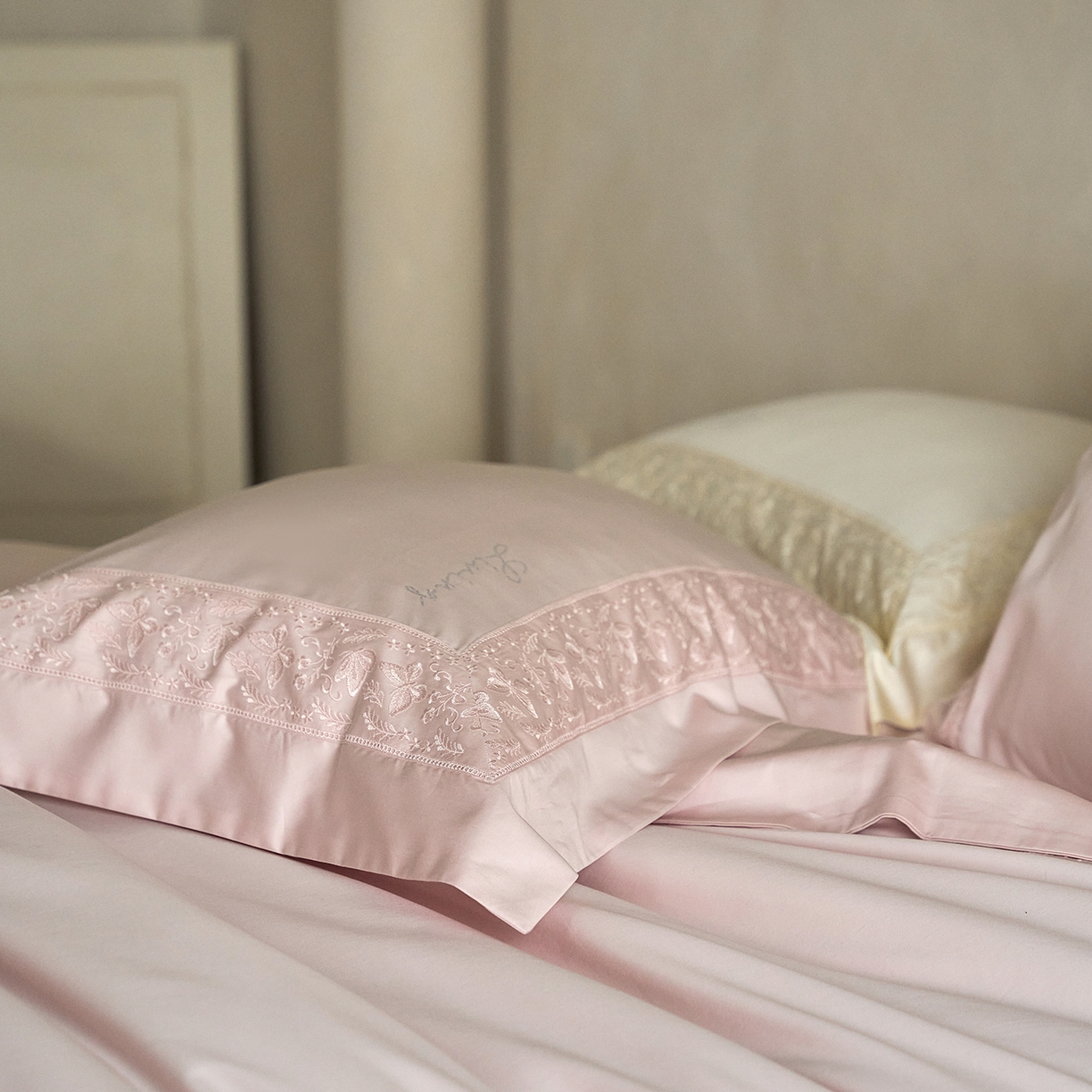 91家纺网 家纺一手货源 找家纺 佳汐蓝家纺 2025新款100%全棉百支新疆长绒棉贡缎四件套-露西亚 露西亚 粉