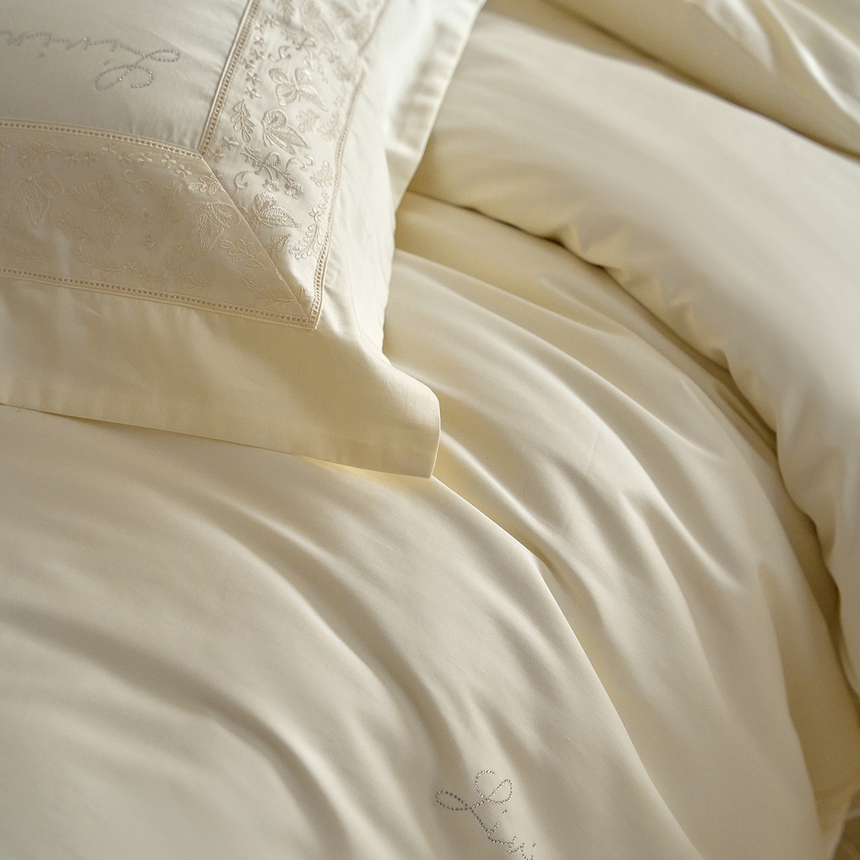 91家纺网 家纺一手货源 找家纺 佳汐蓝家纺 2025新款100%全棉百支新疆长绒棉贡缎四件套-露西亚 露西亚 白