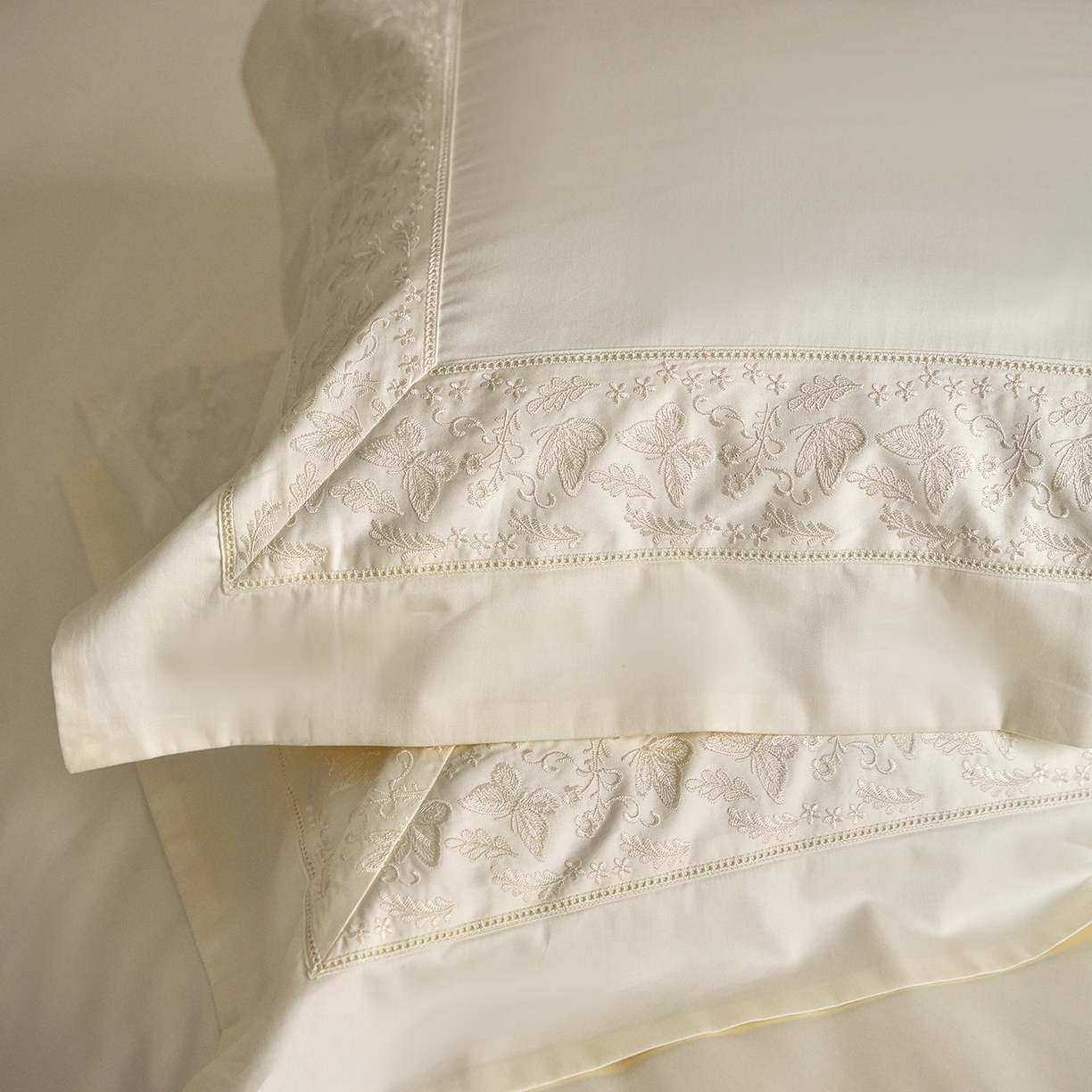 91家纺网 家纺一手货源 找家纺 佳汐蓝家纺 2025新款100%全棉百支新疆长绒棉贡缎四件套-露西亚 露西亚 白