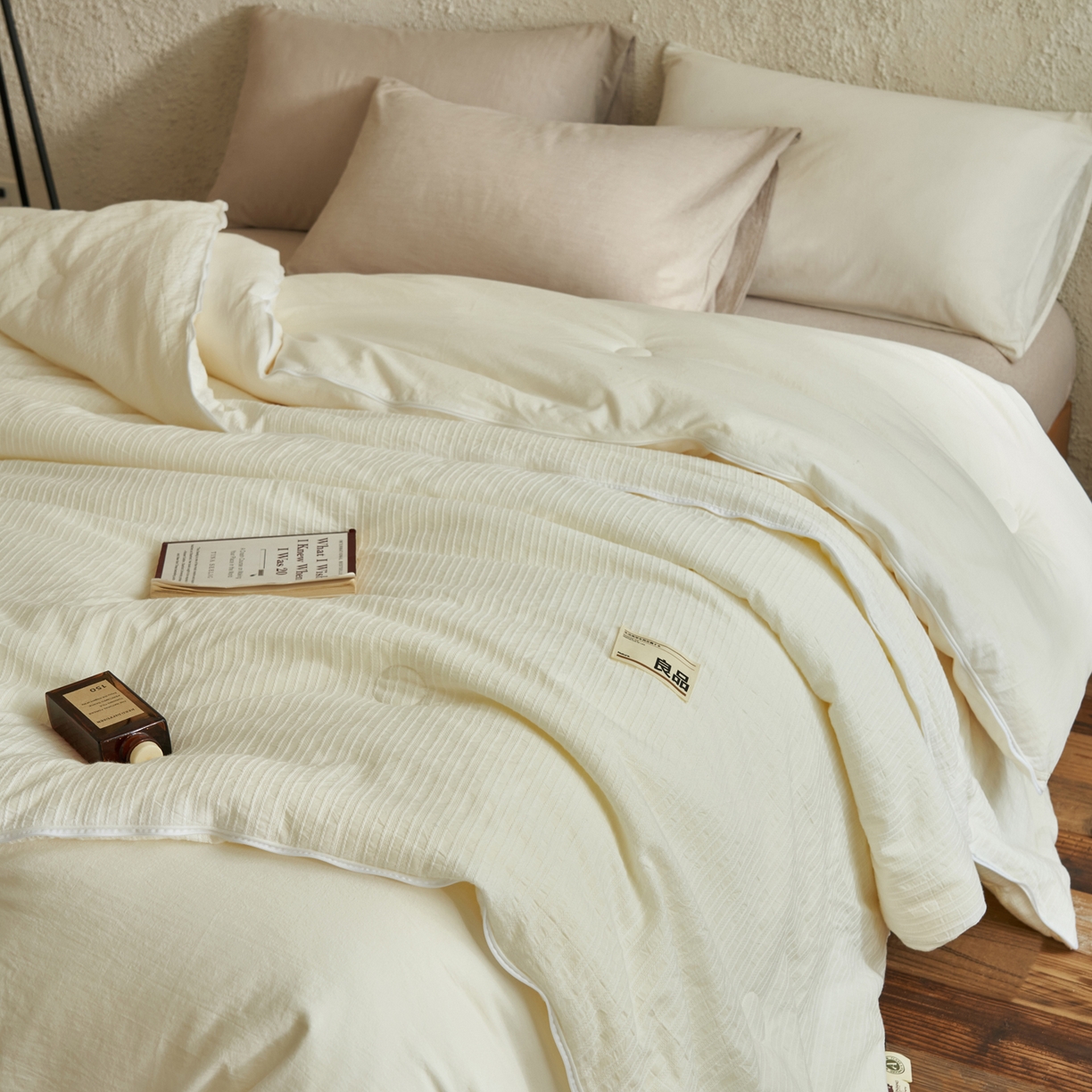 91家纺网 家纺一手货源 找家纺 子由家居 2025新款水洗简约条纹大豆子母被被子被芯 色织条纹-本白