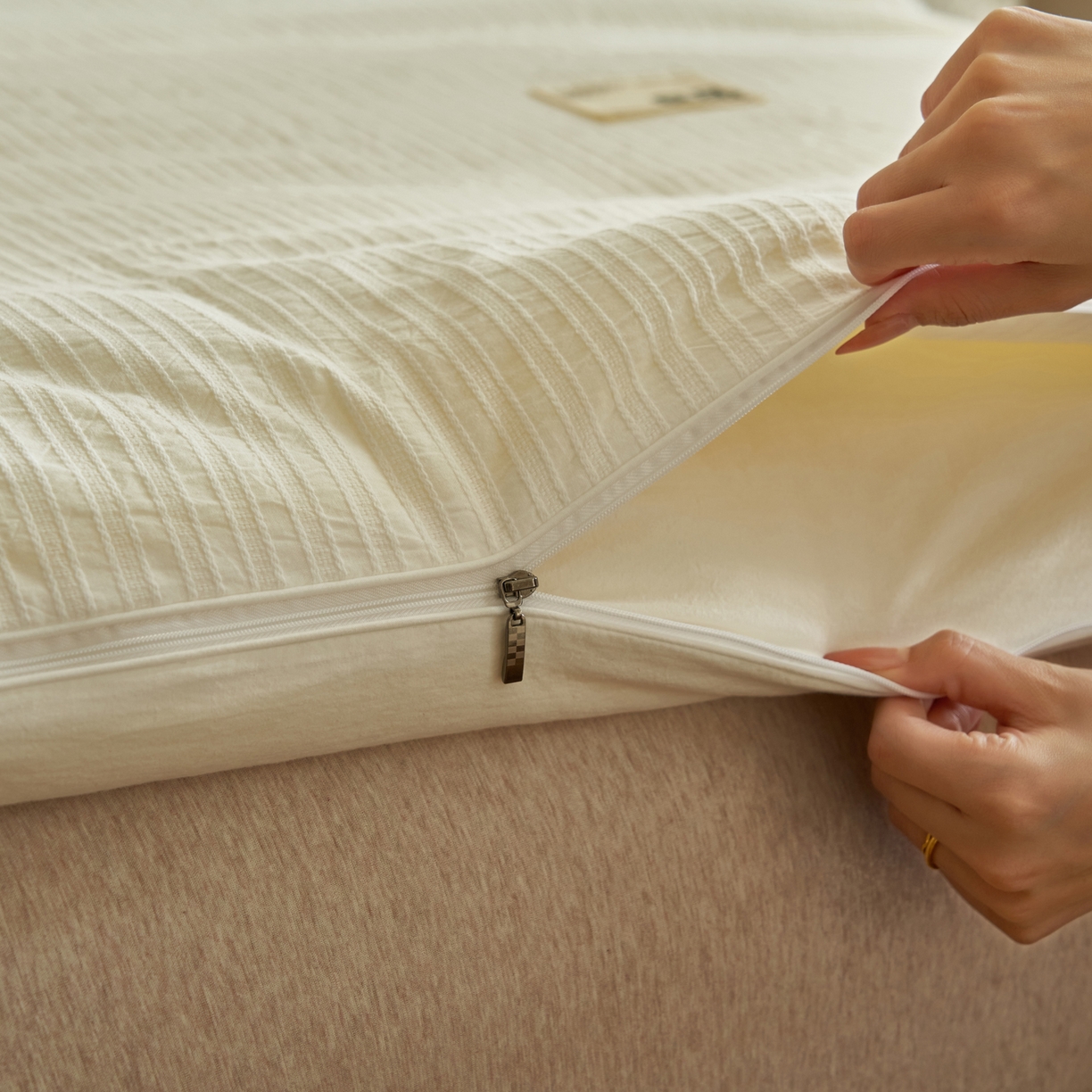 91家纺网 家纺一手货源 找家纺 子由家居 2025新款水洗简约条纹大豆子母被被子被芯 色织条纹-本白