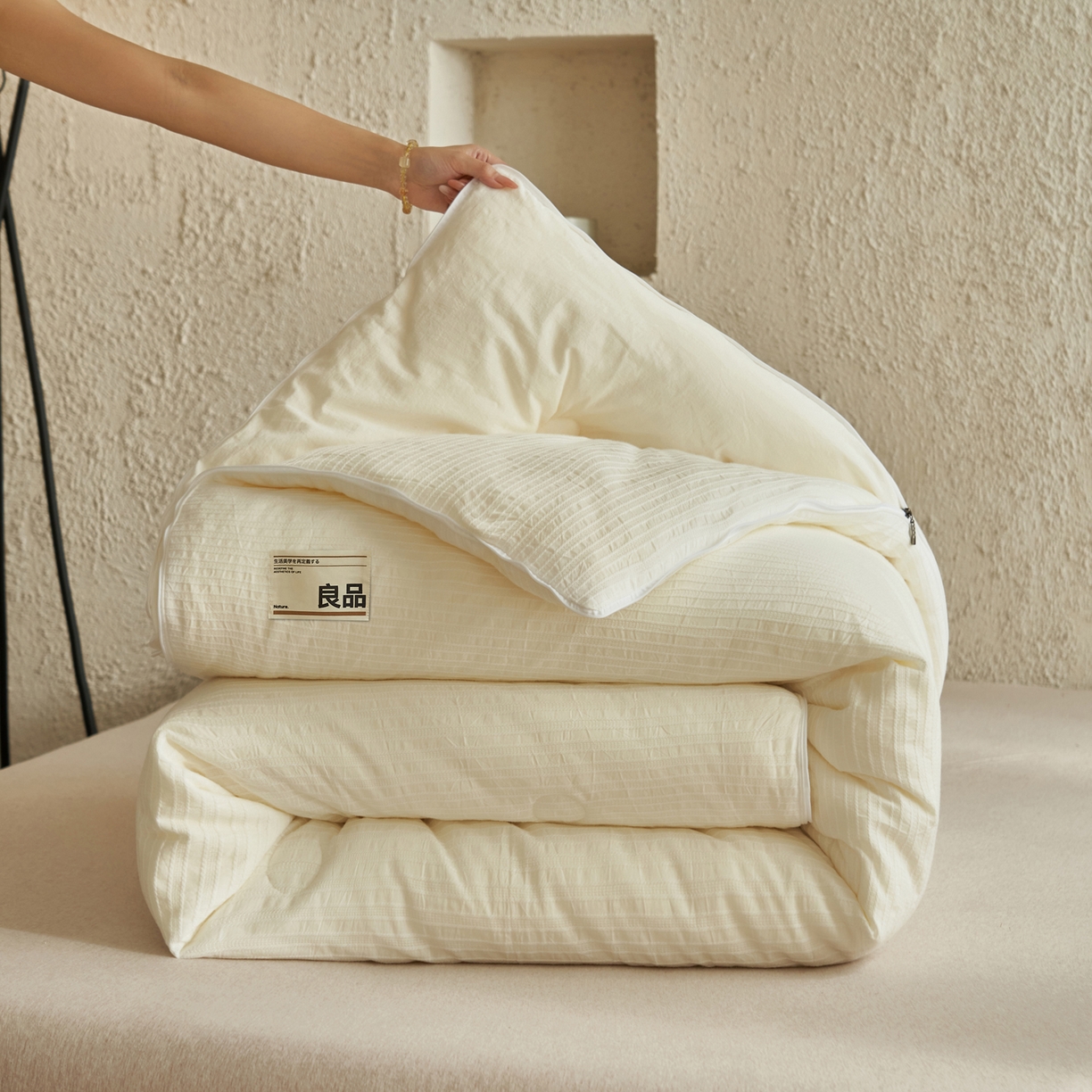 91家纺网 家纺一手货源 找家纺 子由家居 2025新款水洗简约条纹大豆子母被被子被芯 色织条纹-本白