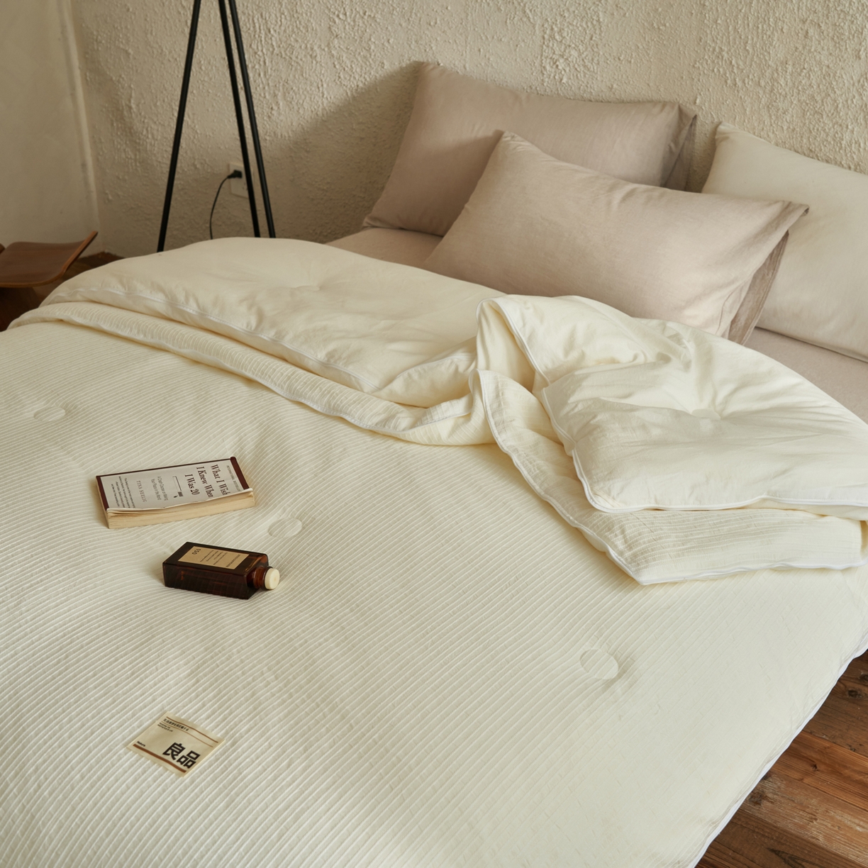 91家纺网 家纺一手货源 找家纺 子由家居 2025新款水洗简约条纹大豆子母被被子被芯 色织条纹-本白