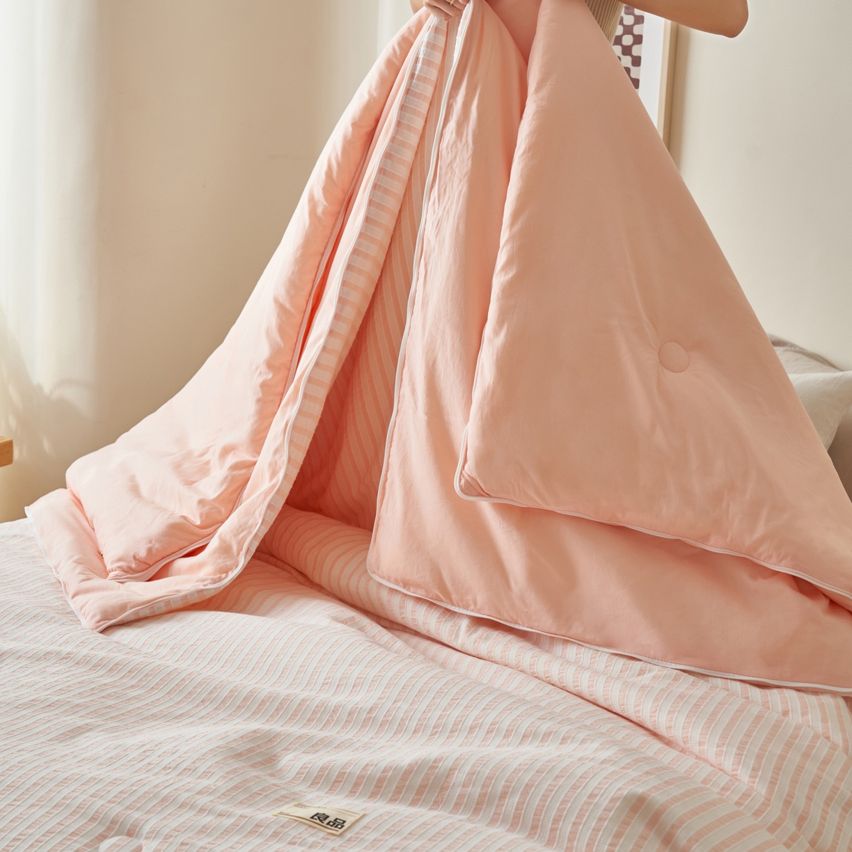 91家纺网 家纺一手货源 找家纺 子由家居 2025新款水洗简约条纹大豆子母被被子被芯 色织条纹-浅粉