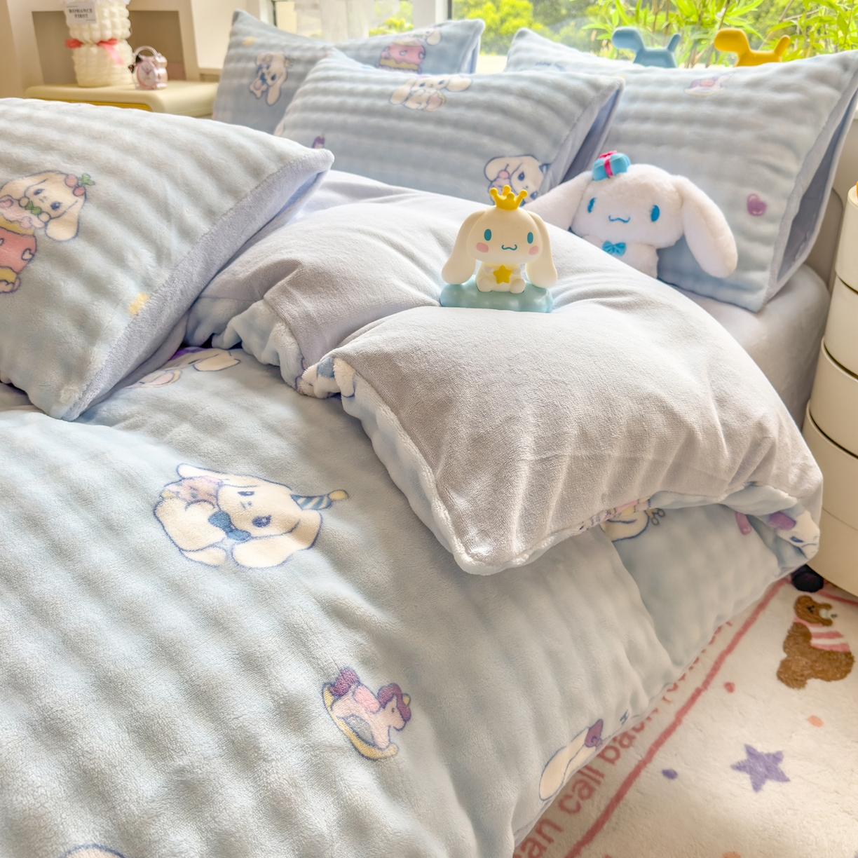 91家纺网 家纺一手货源 找家纺 摩妮卡 2025新款小清新加厚260克牛奶绒泡泡绒四件套 奶蓝玉桂狗