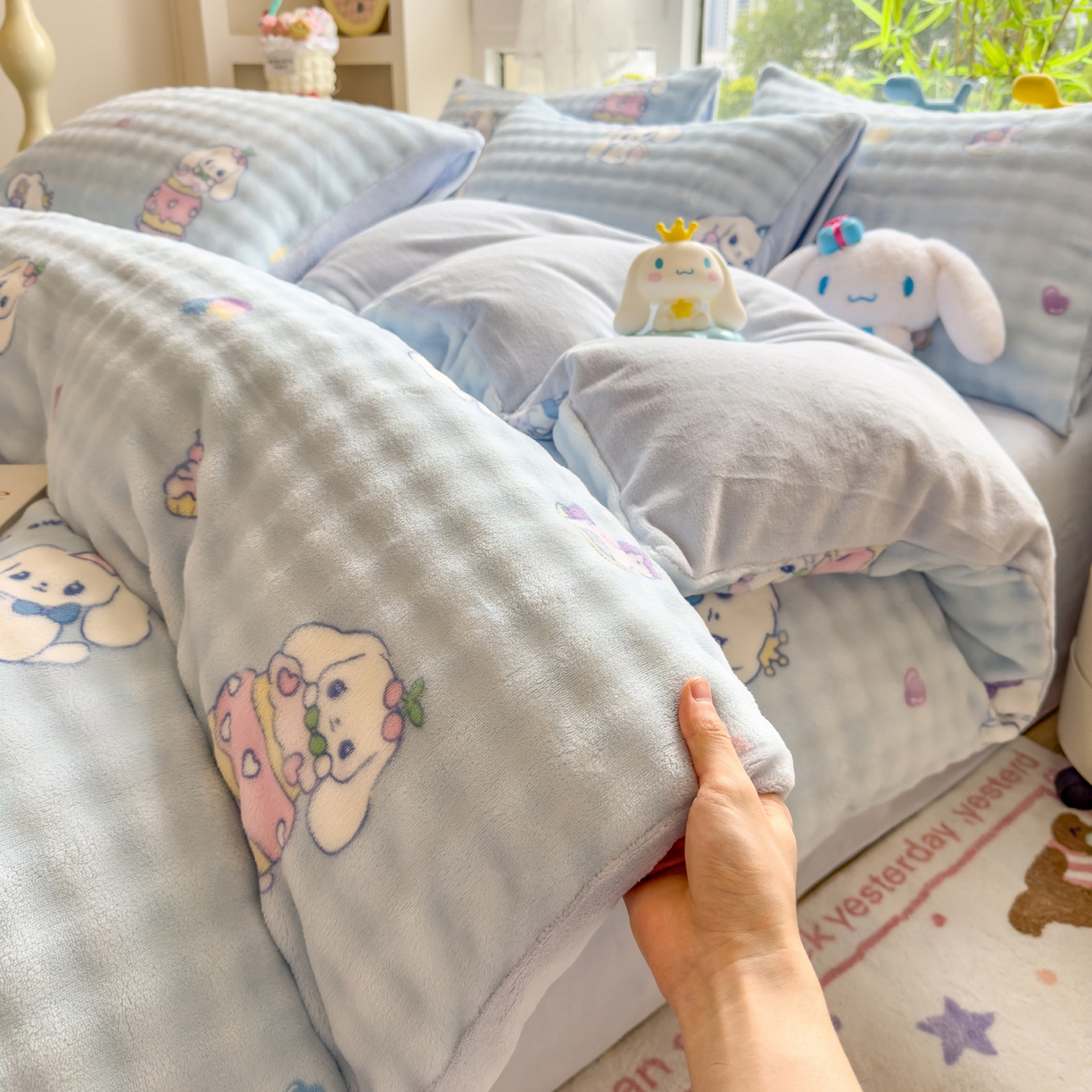 91家纺网 家纺一手货源 找家纺 摩妮卡 2025新款小清新加厚260克牛奶绒泡泡绒四件套 奶蓝玉桂狗