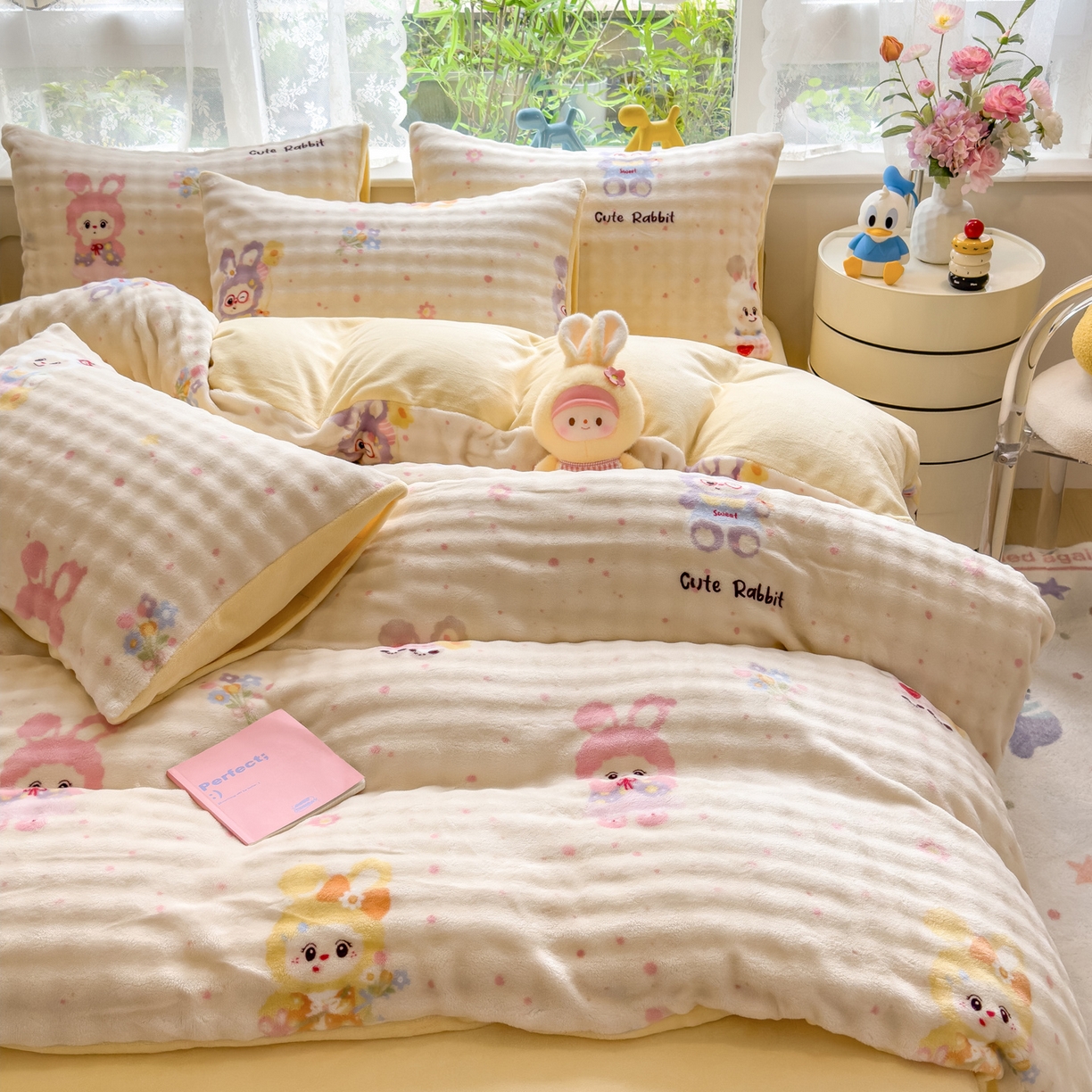 91家纺网 家纺一手货源 找家纺 摩妮卡 2025新款小清新加厚260克牛奶绒泡泡绒四件套 萌兔时光