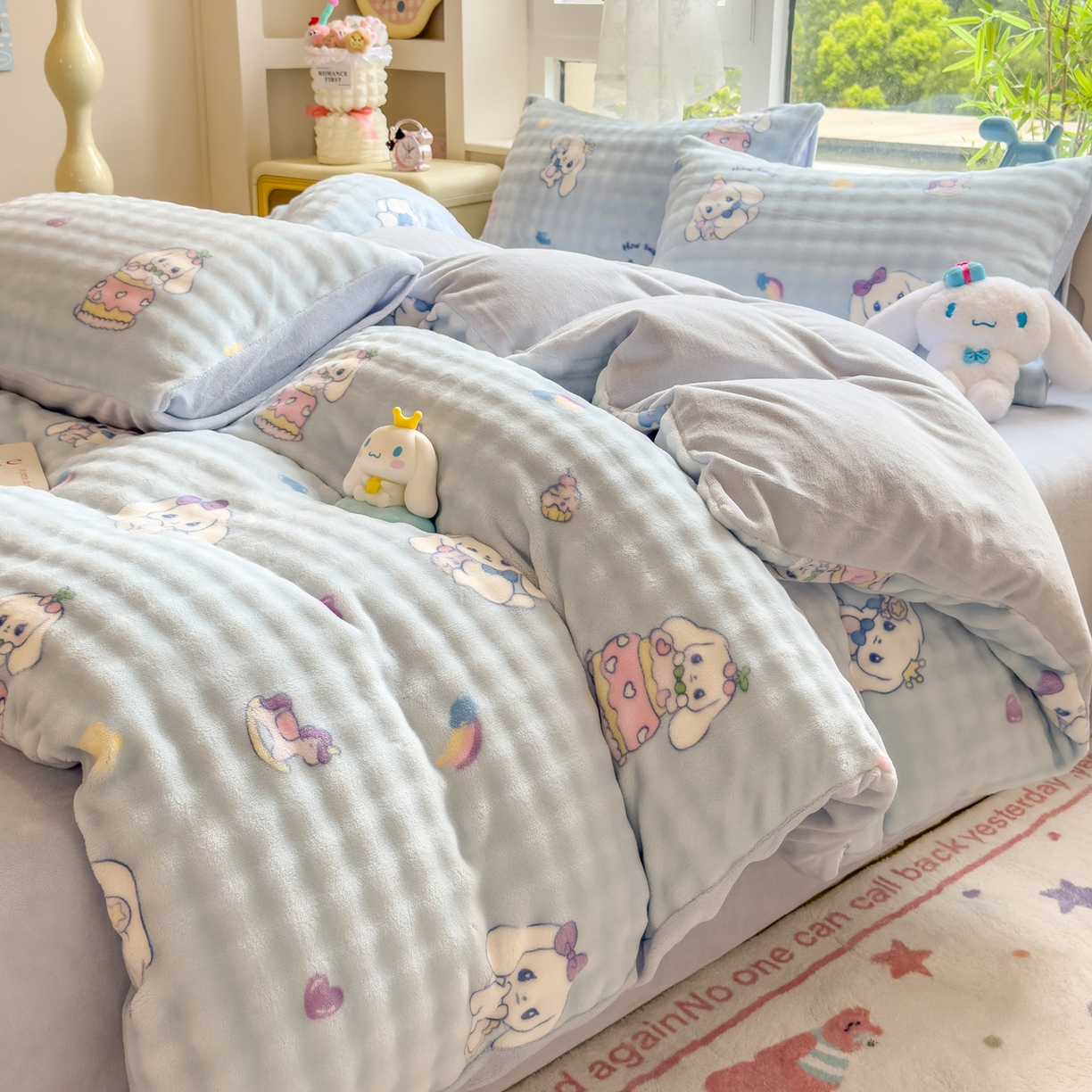 91家纺网 家纺一手货源 找家纺 摩妮卡 2025新款小清新加厚260克牛奶绒泡泡绒四件套 奶蓝玉桂狗