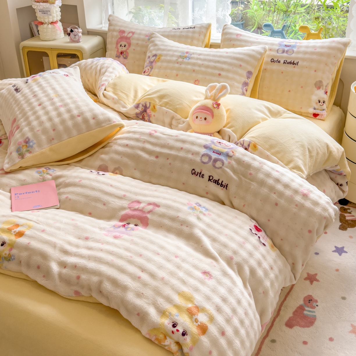 91家纺网 家纺一手货源 找家纺 摩妮卡 2025新款小清新加厚260克牛奶绒泡泡绒四件套 萌兔时光