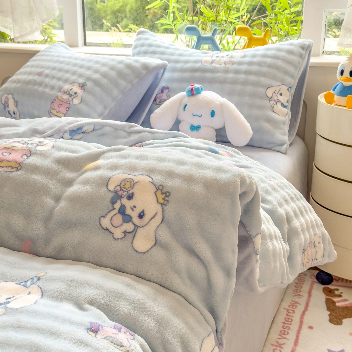 91家纺网 家纺一手货源 找家纺 摩妮卡 2025新款小清新加厚260克牛奶绒泡泡绒四件套 奶蓝玉桂狗