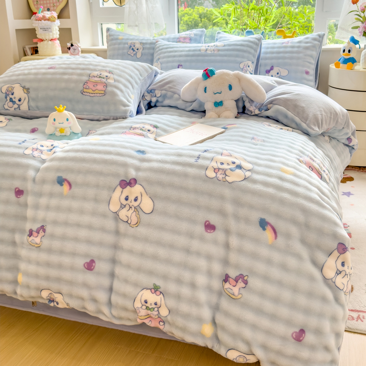 91家纺网 家纺一手货源 找家纺 摩妮卡 2025新款小清新加厚260克牛奶绒泡泡绒四件套 奶蓝玉桂狗