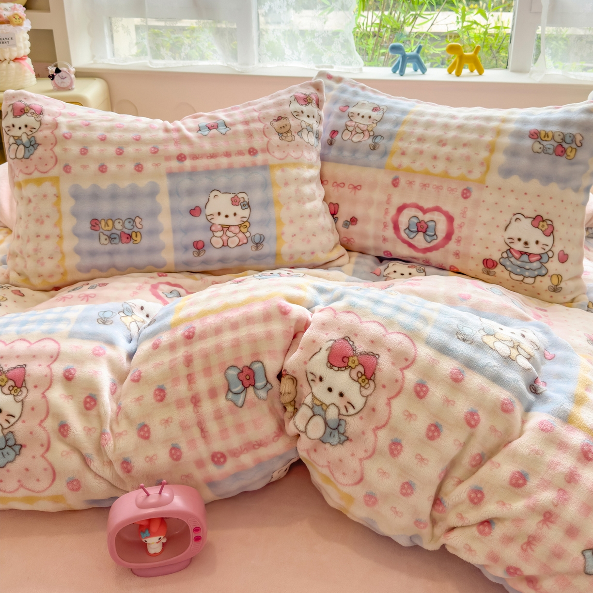 91家纺网 家纺一手货源 找家纺 摩妮卡 2025新款小清新加厚260克牛奶绒泡泡绒四件套 凯蒂小熊